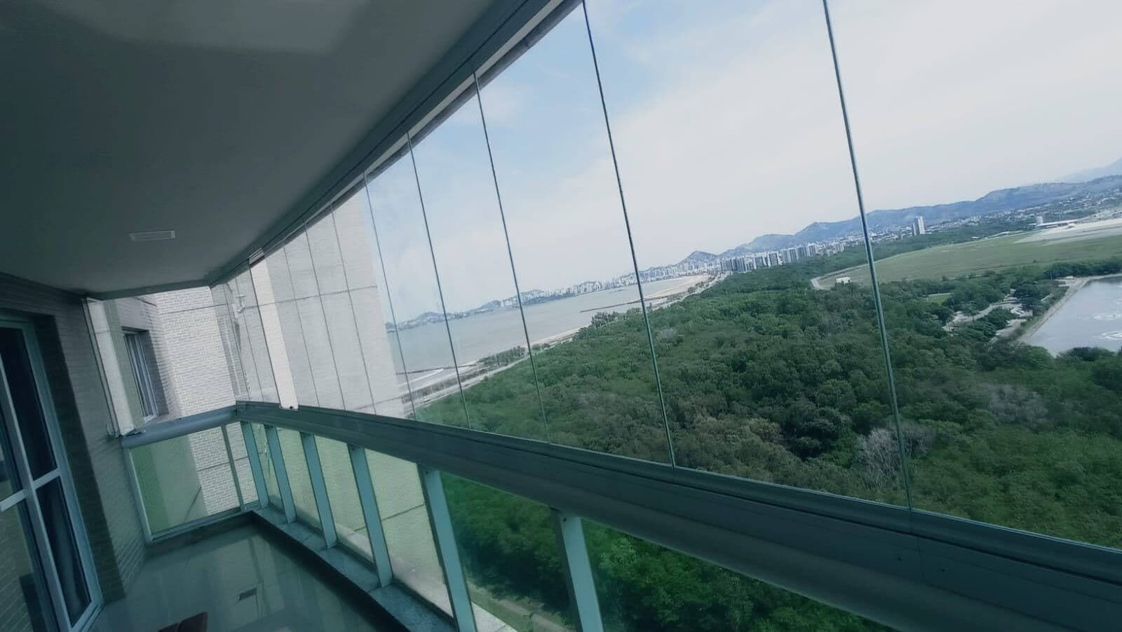 Projeto 7 de fechamento de varanda em vidro executado pela Allumes no Espírito Santo