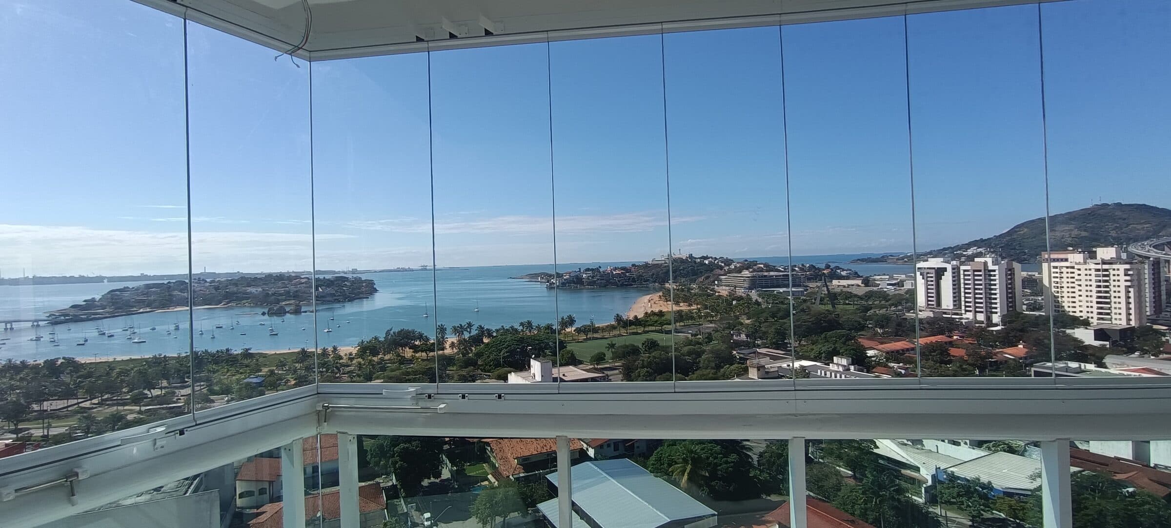 Fechamento de varanda em vidro em apartamento com vista panorâmica para a baía