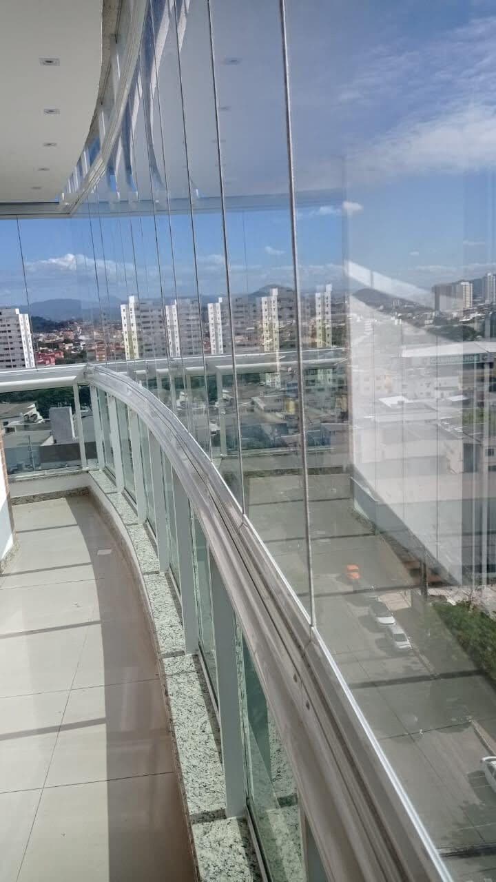 Fechamento de varanda em vidro curvo em edifício residencial